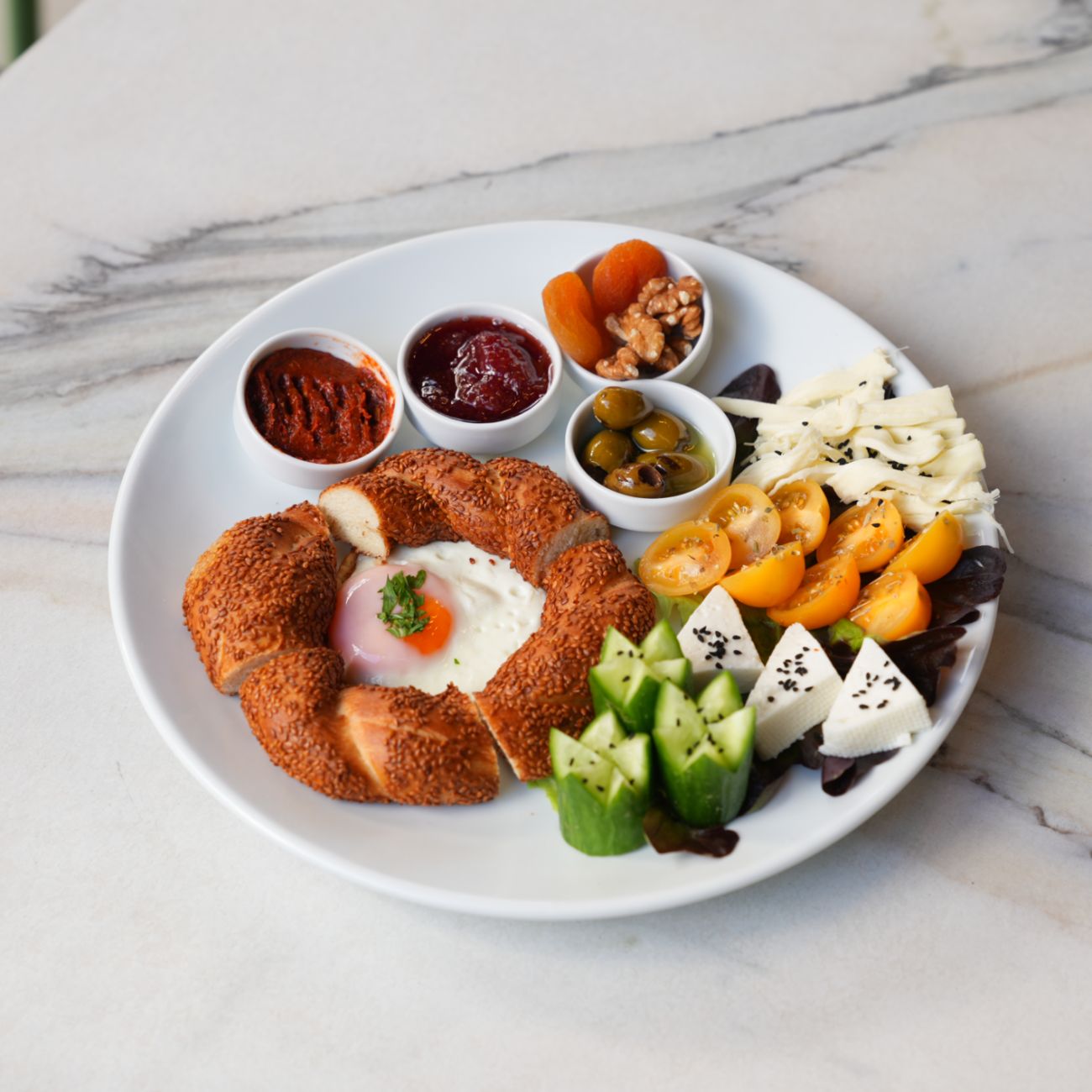 Simit Kahvaltı Tabağı - Simit, göz yumurta, domates, yeşillikler ve peynir çeşitleri
