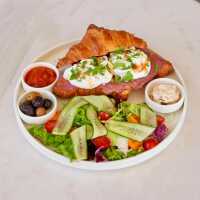 Poşe Yumurtalı Roastbeef Kruvasan