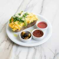 Ekşi Mayalı Ekmek Üzerine Avokado Scramble Egg