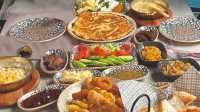 SERPME KAHVALTI - Bal, tereyağı, zeytin, reçel, peynir, domates, salatalık, carly biber, cips, tahin pekmez, kaşar peyniri, yumurta, kaygana, kuymak, sigara böreği, sınırsız çay.