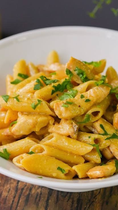 Köri soslu kremalı makarna - Yanında salata ile birlikte.