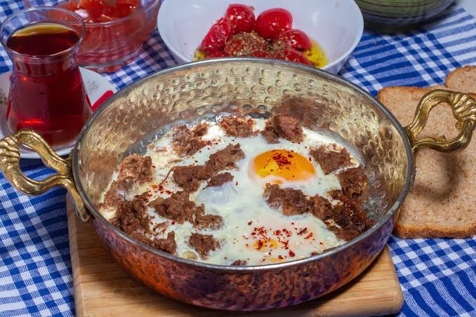 Vagon Necmi Omleti - Kuzu kavurma,kaşar,yumurta