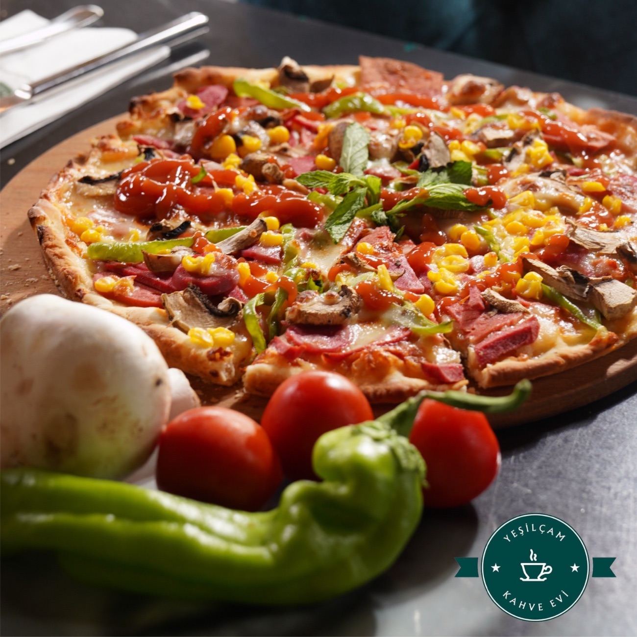 Karışık Pizza - Mozeralla,Napoliten sos,Sucuk,salam,sosis,domates,al biber,yeşil biber,mısır,mantar