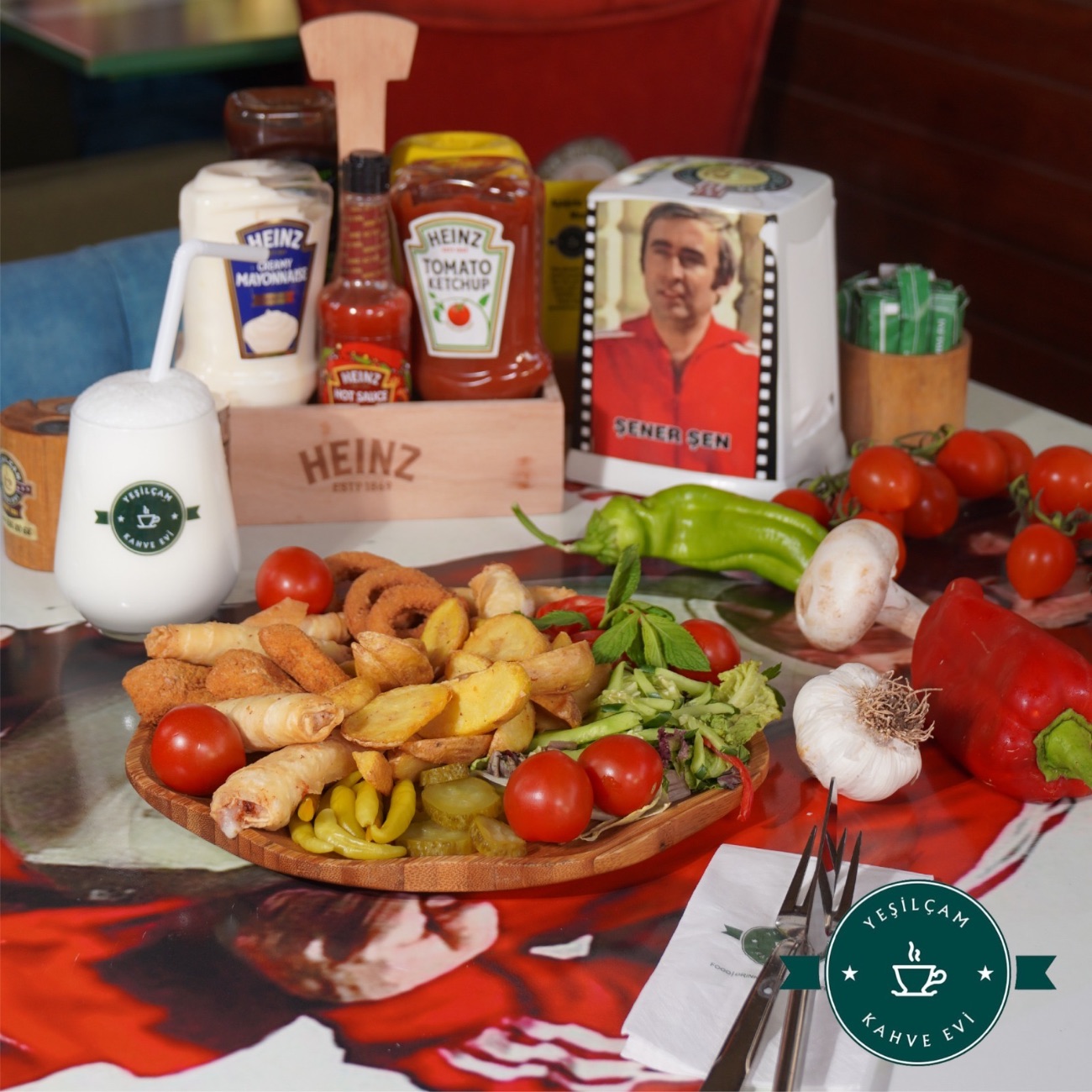 Atıştırma Tabağı - 3 adet nugget,3 adet soğan halkası,3 adet sigara böreği,elma dilim patates ve yeşillik türlü ile sunum yapılır