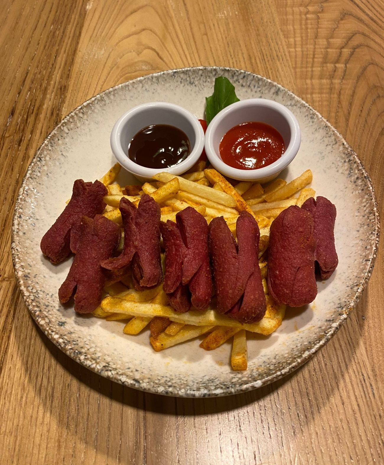 Sepette sosis - Kızartılmış kokteyl sosisler,baharatlı parmak patates