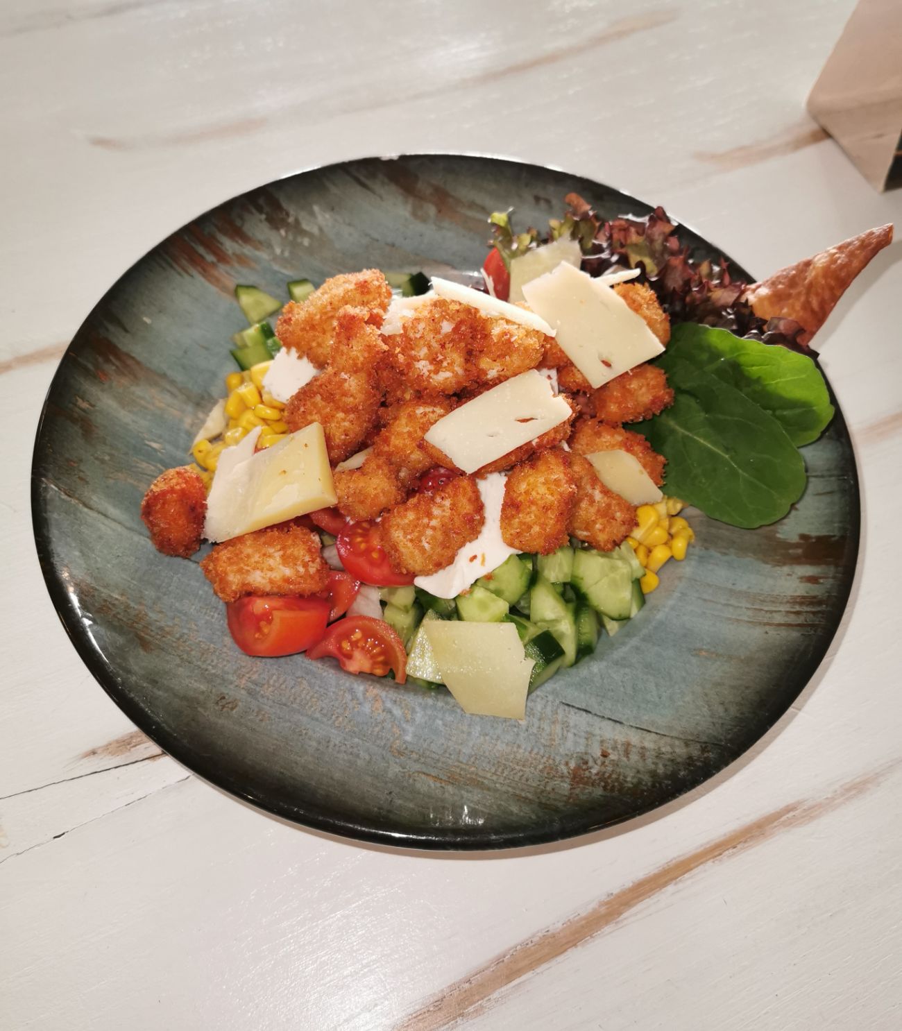 Çıtır Tavuklu Salata - Mevsim yeşilliği, kokteyl domates, közlenmiş biber, küp beyaz peynir salatalık, mısır, peynir, panelenmiş tavuk parçaları hardal sos ile birlikte