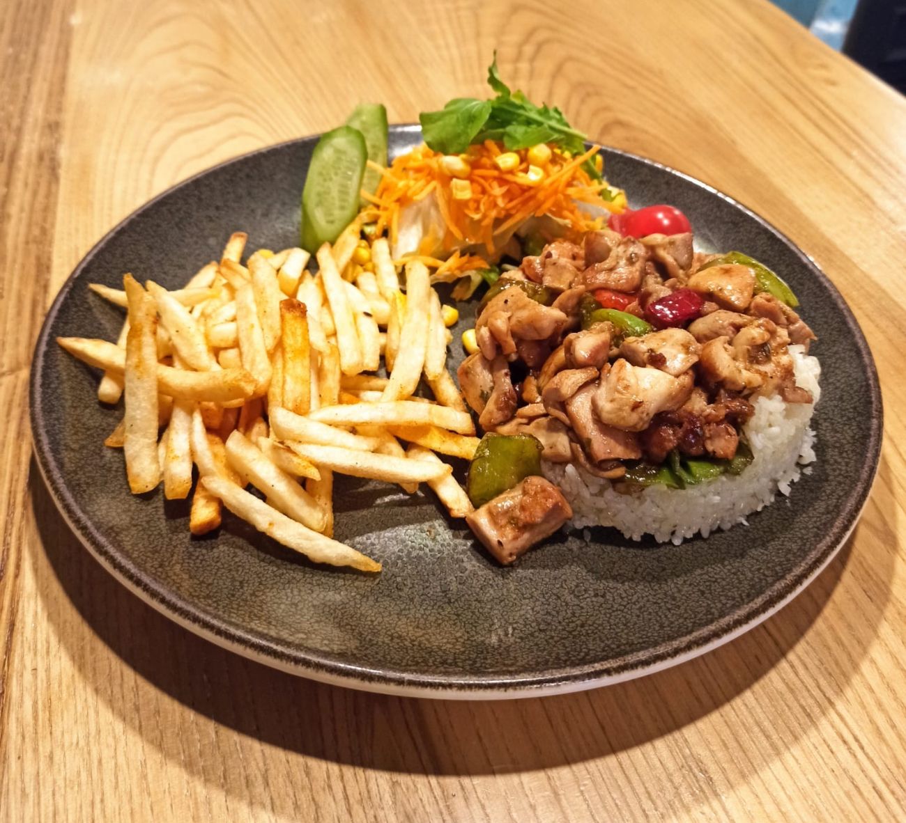 Taze Kekikli Piliç But Kavurma - Piliç but,sebze buketi, taze baharatlar, mevsim yeşillikleri, pilav ve baharatlı parmak patates