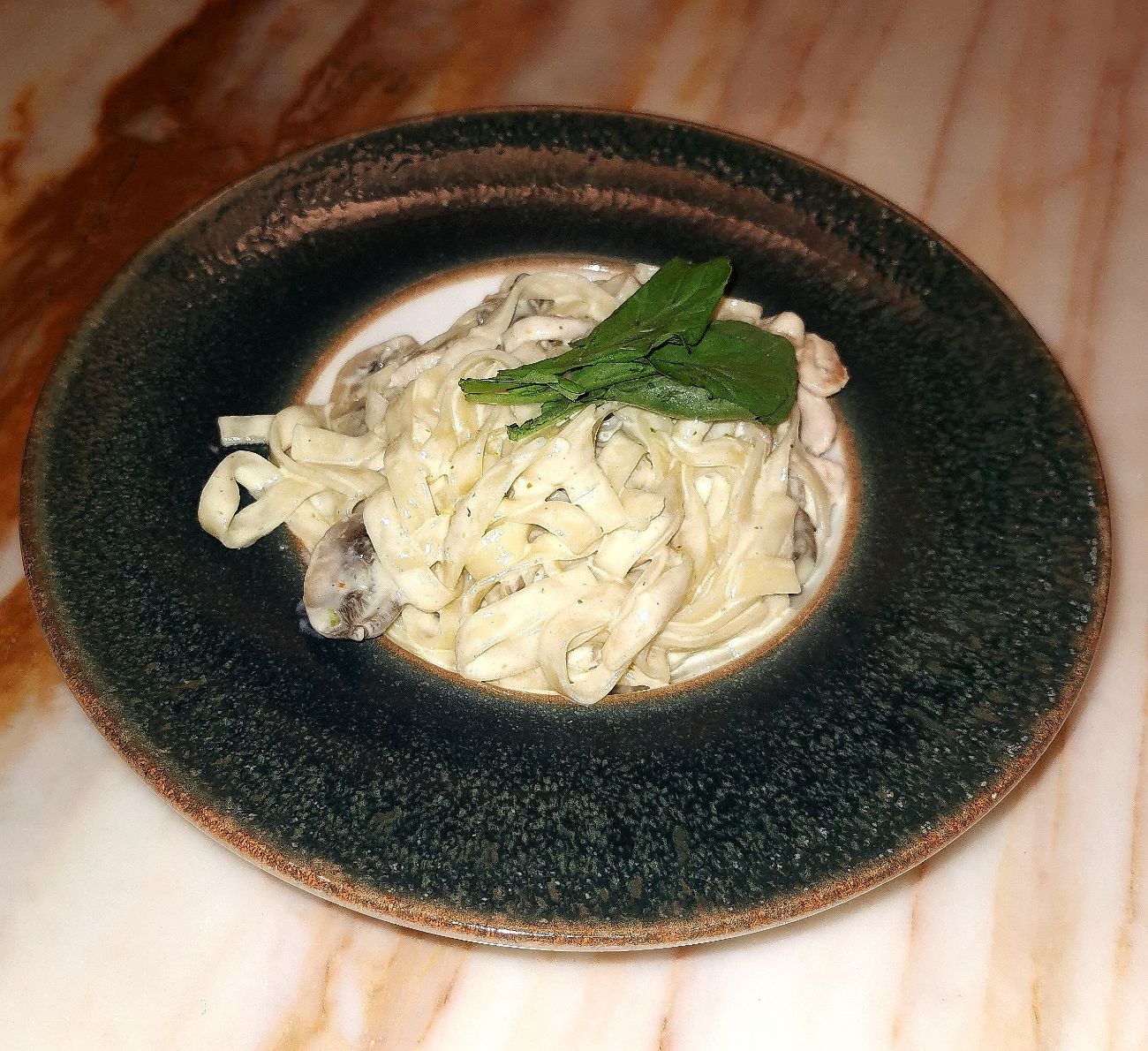 Fettucini Alfredo - Sotelenmiş mantar,tavuk göğsü,maydanoz, alfredo sos, peynir