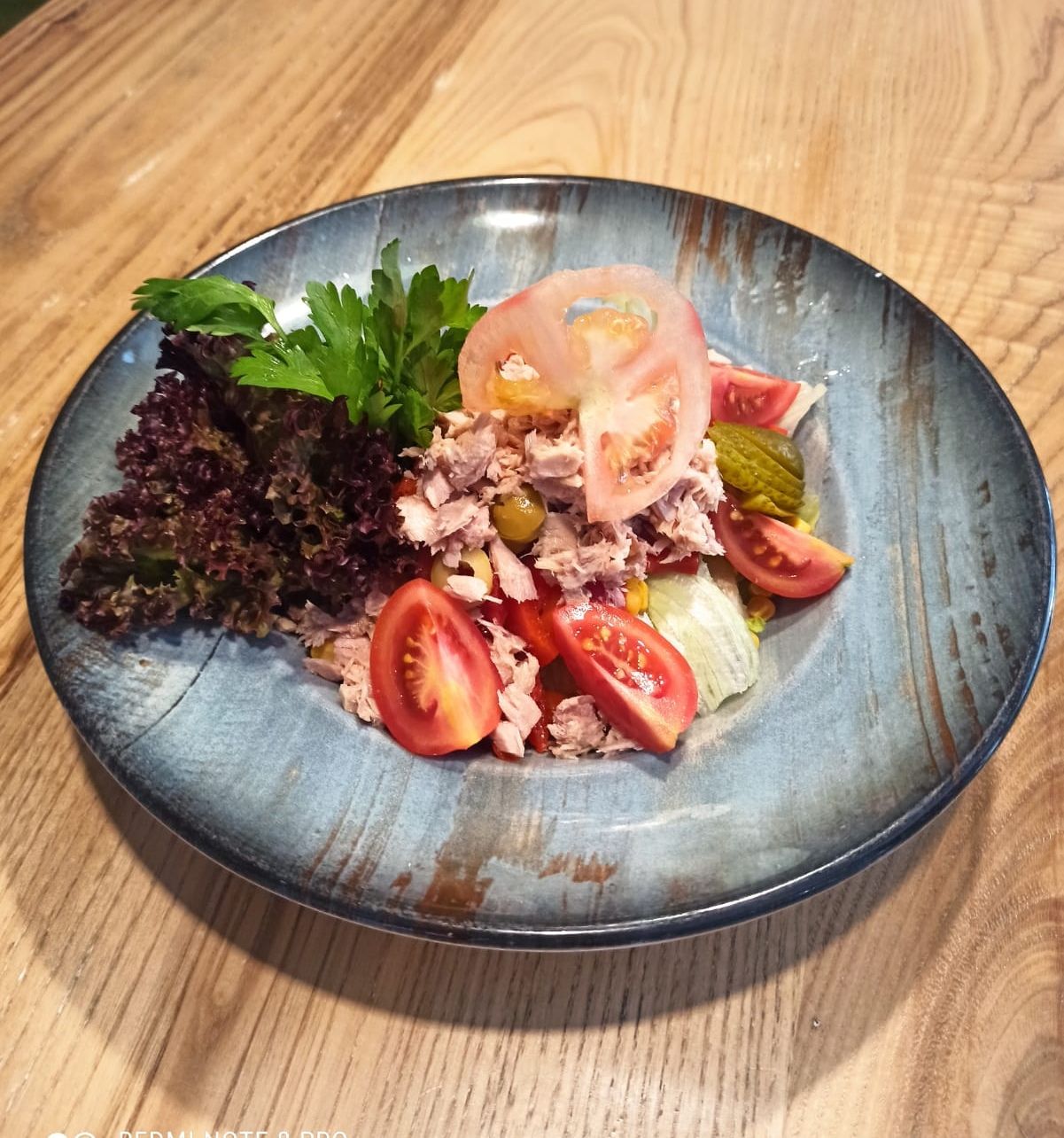 Ton Balıklı Salata - Akdeniz yeşillikleri, ton balığı, kokteyl domates, köz biber, tane mısır,yeşil zeytin, sos ile