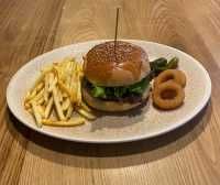 Time's Burger - Big sus ekmeği içerisinde  150 gr ev yapımı köfte,cheddar peyniri, domates, ıceberg yanında baharatlı parmak patates,soğan kroket,çıtır turşu