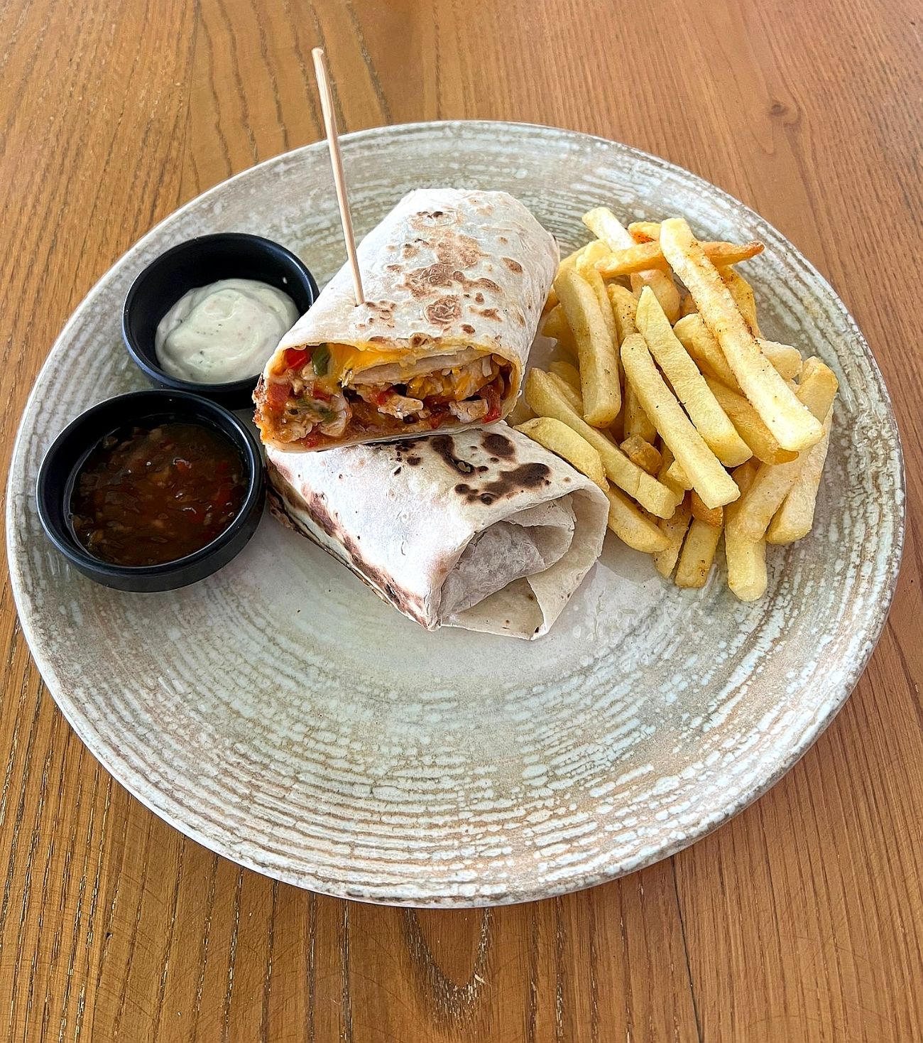 Tavuklu Wrap - Bonfile tavuk,kırmızı ve yeşil biber, taze kaşar peyniri,chedar peyniri,baharatlı parmak patates,sweet chilli sos,garlic sos