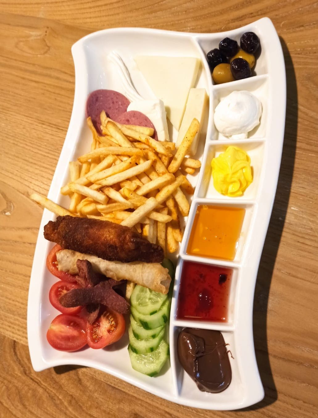 Kahvaltı Tabağı - Siyah zeytin, kokteyl zeytin, labne peyniri, örgü peyniri, taze kaşar, beyaz peynir, tereyağ,bal,çikolata, reçel, domates, salatalık, salam, kızarmış sosis, patatesli paneli börek, sigara böreği, kızarmış patates, 3 çay