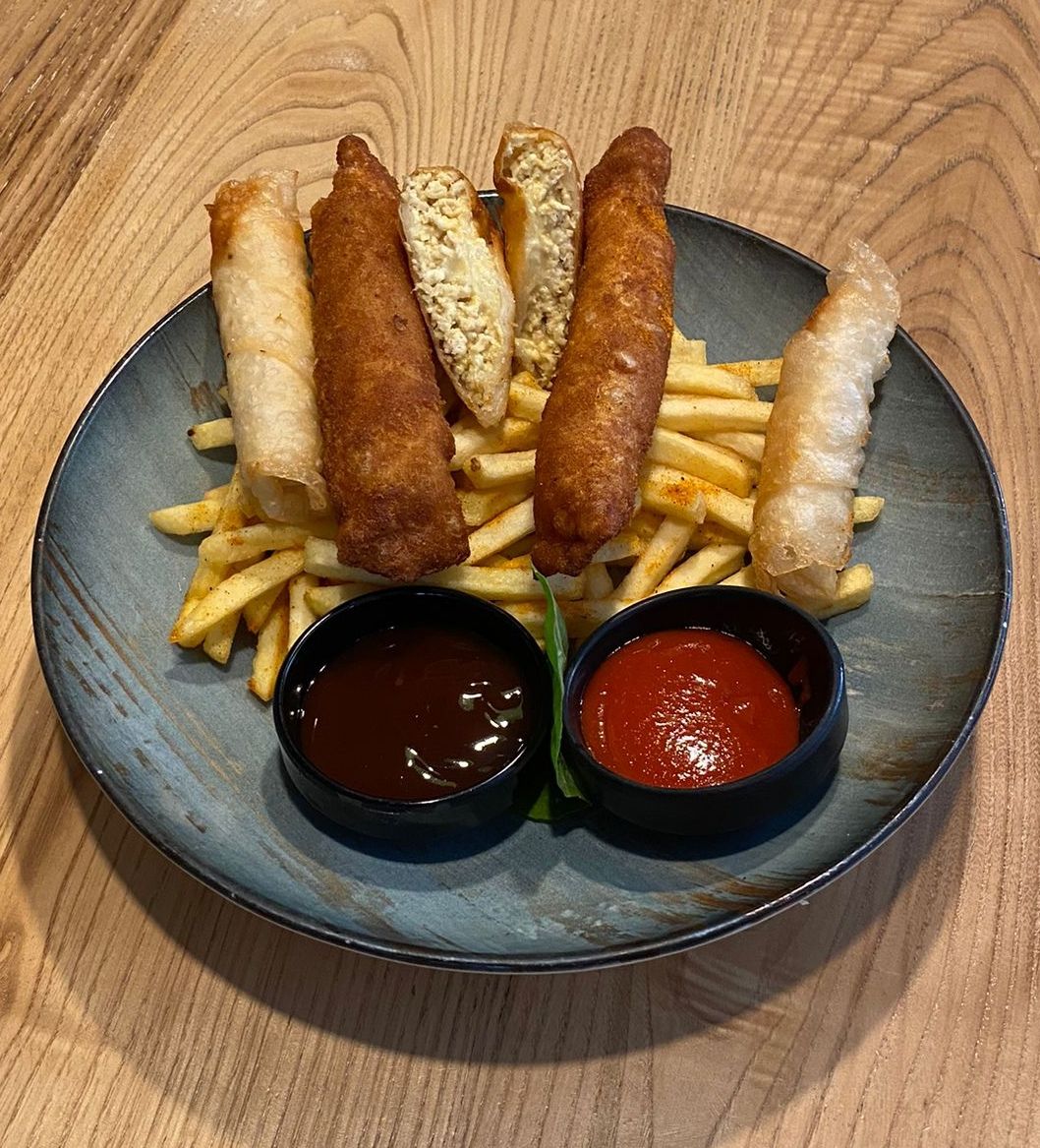 Börek sepeti - 2 adet patatesli paneli börek, 2 adet samosa böreği, 2 adet sigara böreği, baharatlı parmak patates yanında acı sos ve bbq sos ile