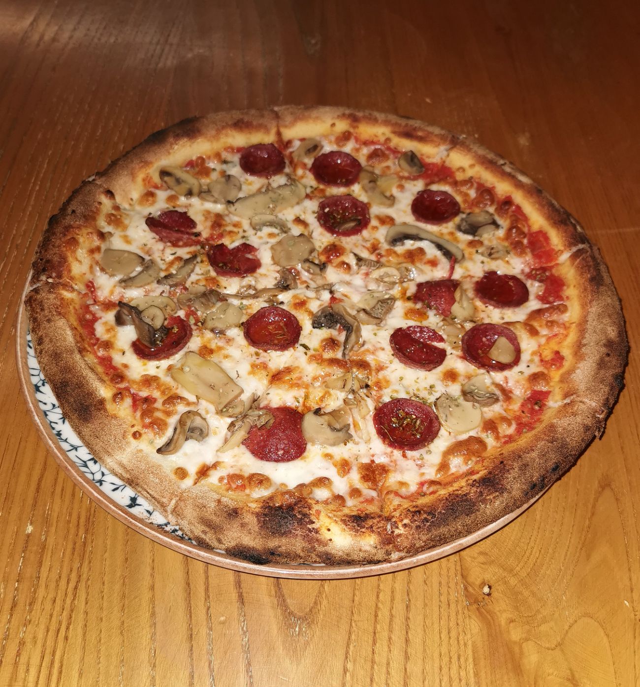 Floransa Pizza - Domates sos, mozzarella, mantar, sucuk ve kekik