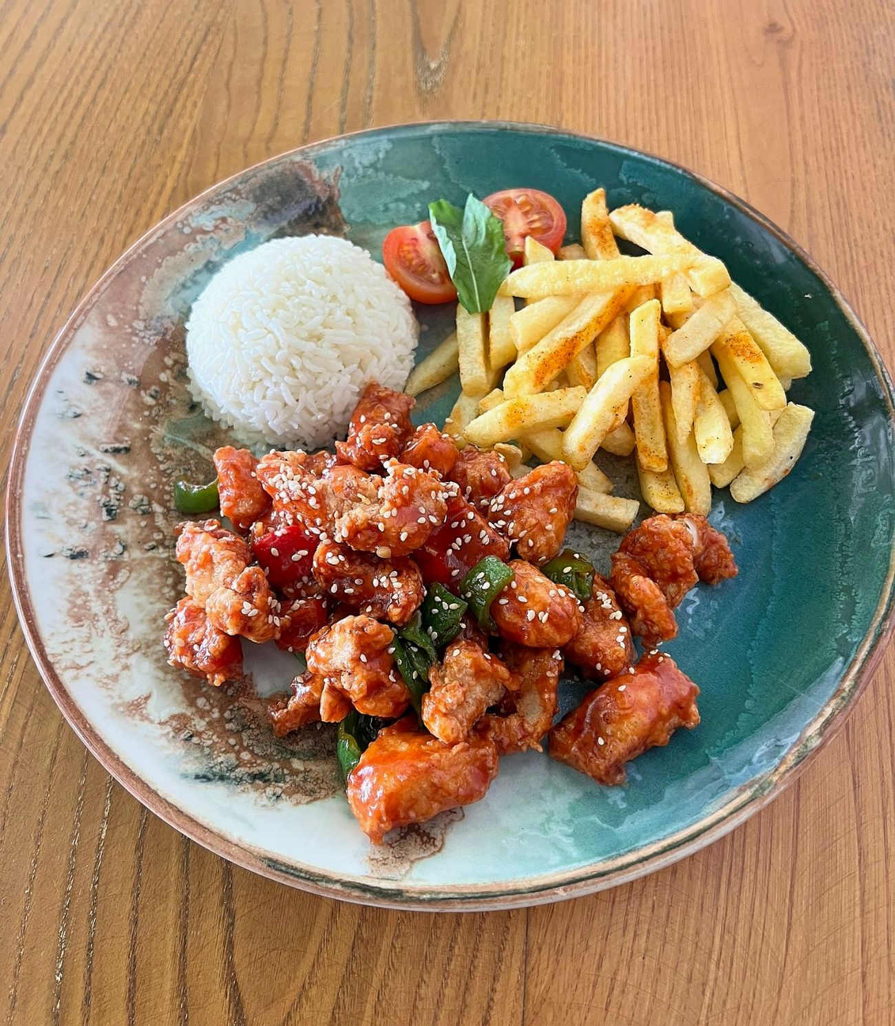 Tatlı Ekşi Soslu Tavuk - Çıtır kaplama tavuk, renkli biberler, tatlı ekşi sos, susam, pilav, cips,