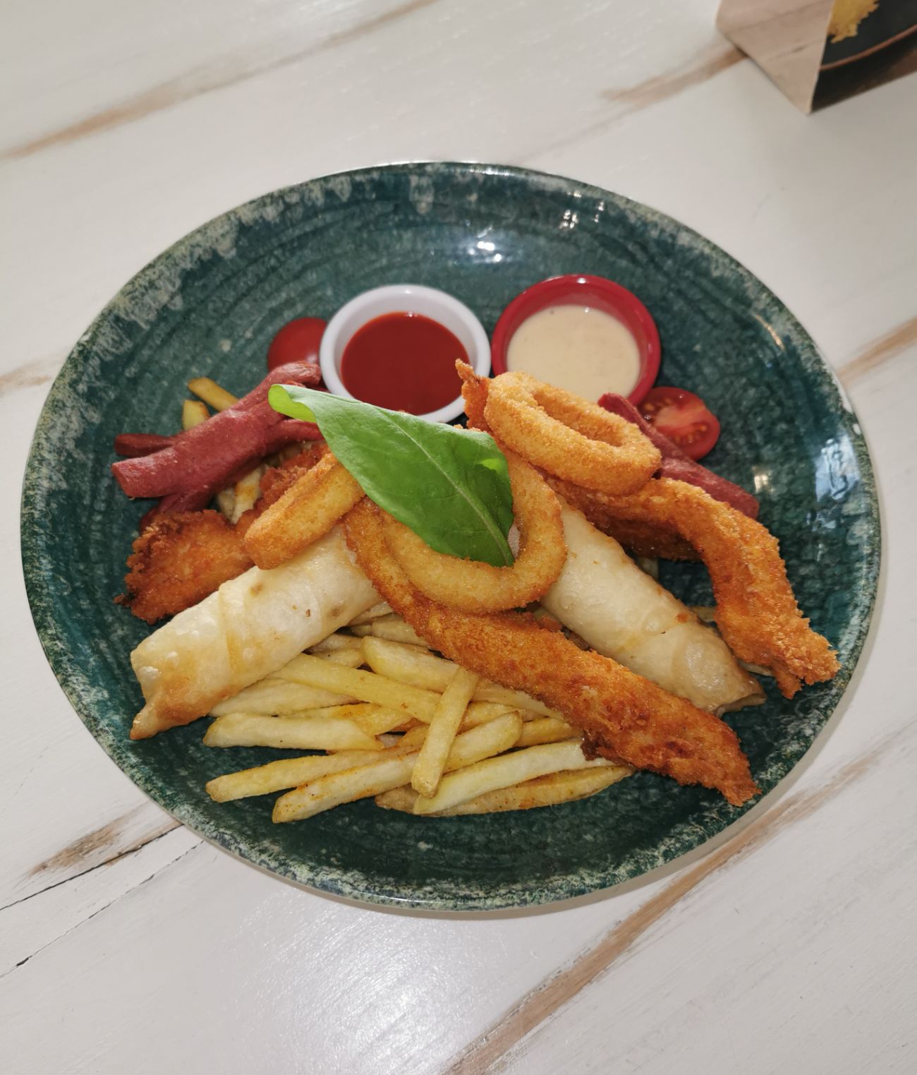 Times Hot Mix - soğan kroket,çıtır tavuk,kızarmış sosis sigara böreği,baharatlı parmak patates,yanında ballı hardal