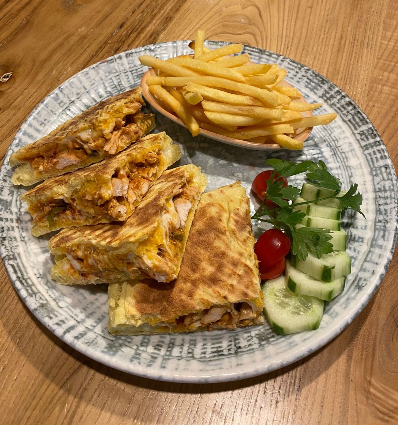 Bazlama Tavuk Sandviç - Bazlama ekmeği arasında sotelenmiş tavuk bonfile ve biberler, kaşar peyniri yanında baharatlı parmak patates