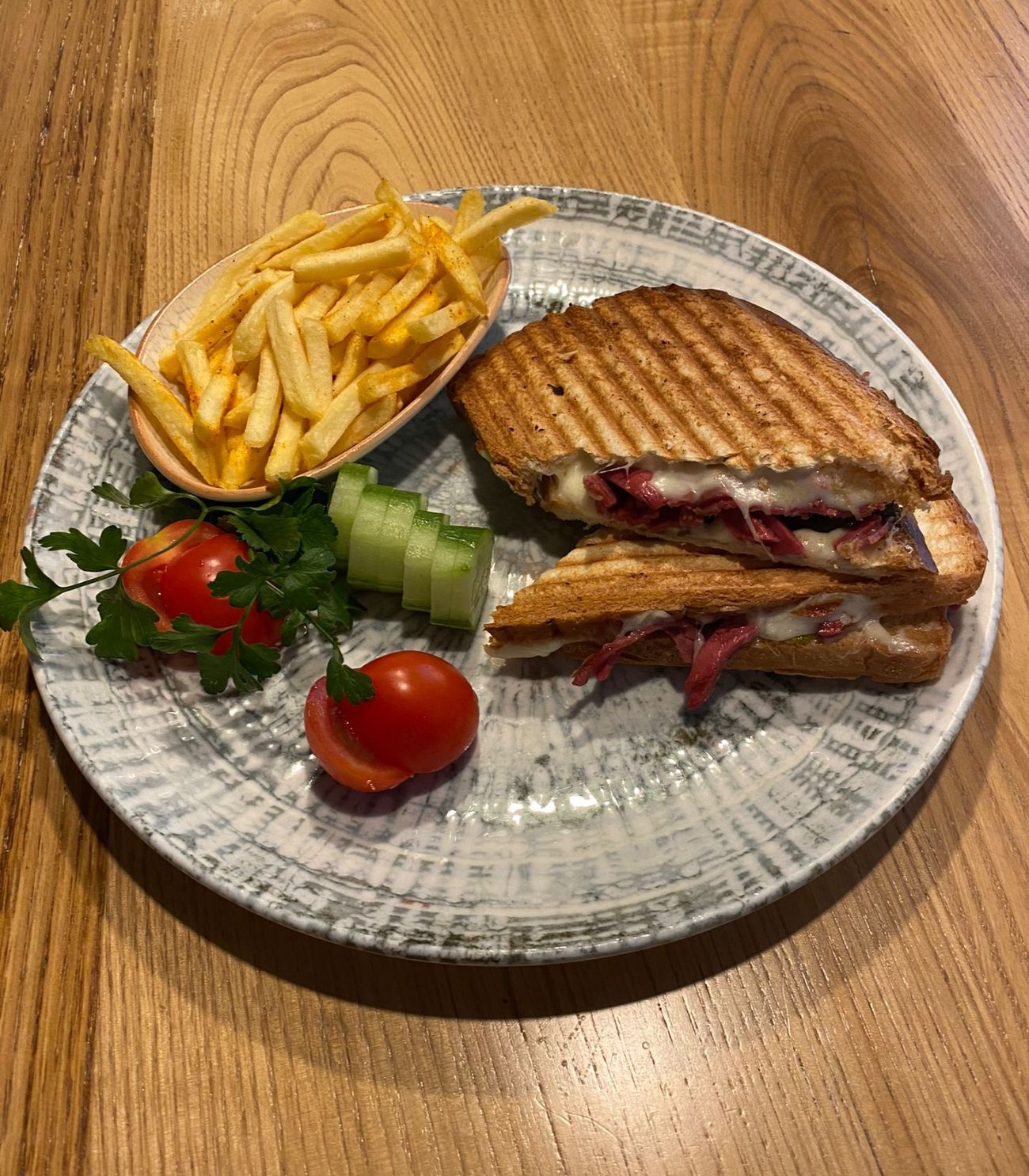 Ayvalık Tost - Ayvalık ekmeği arasında salam, sucuk, sosis, turşu, domates, kaşar peyniri ve baharatlı parmak patates