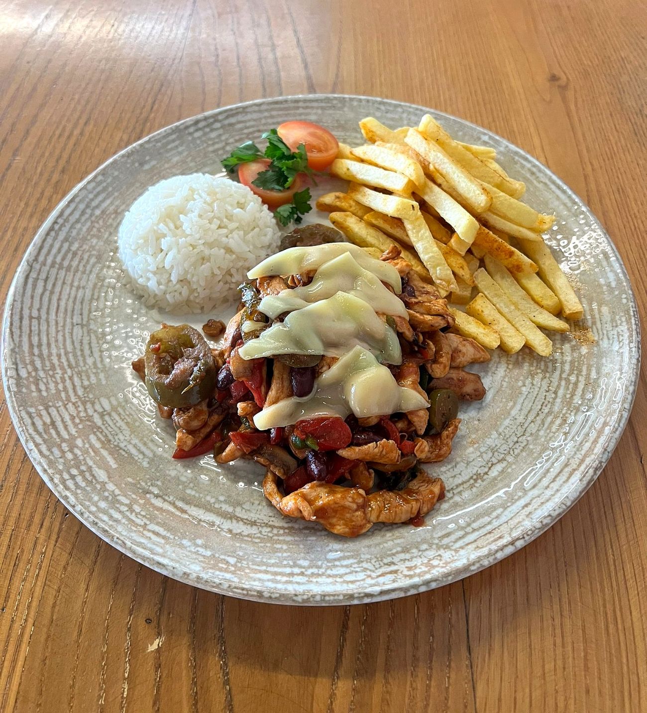 Meksika Usulü Tavuk - Taze baharatlarla marine edilmiş tavuk,mantar parçaları üzerinde kaşar dilimleri, meksika fasülyesi yanında baharatlı parmak patates, pilav