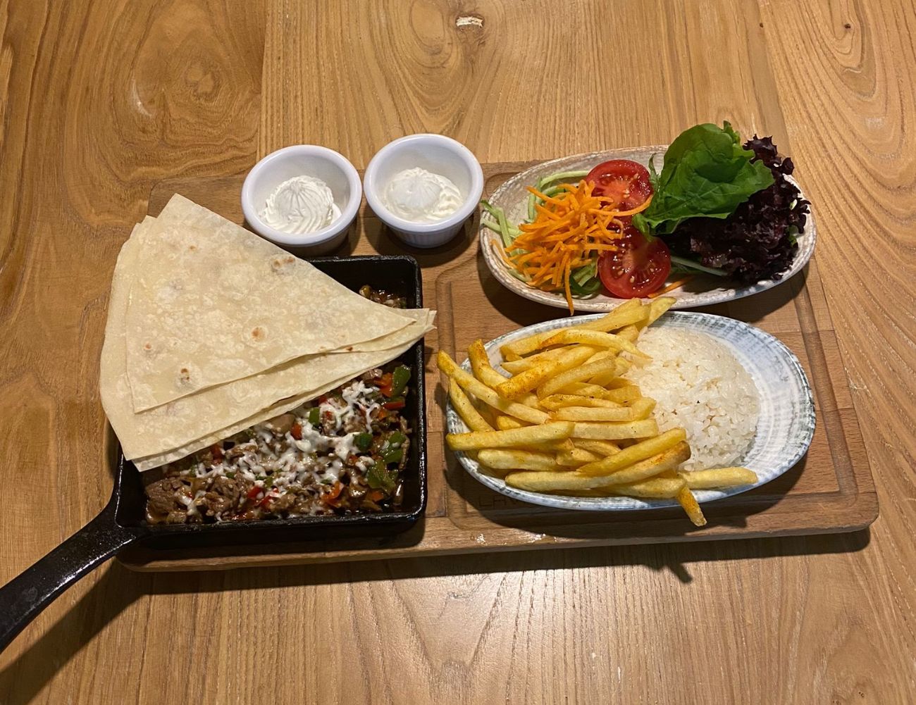 Times Et Sote - Bonfile dilimleri şefin sosu mantar taze kaşar peyniri baharatlı parmak patates pilav Time"s özel salata lavaş