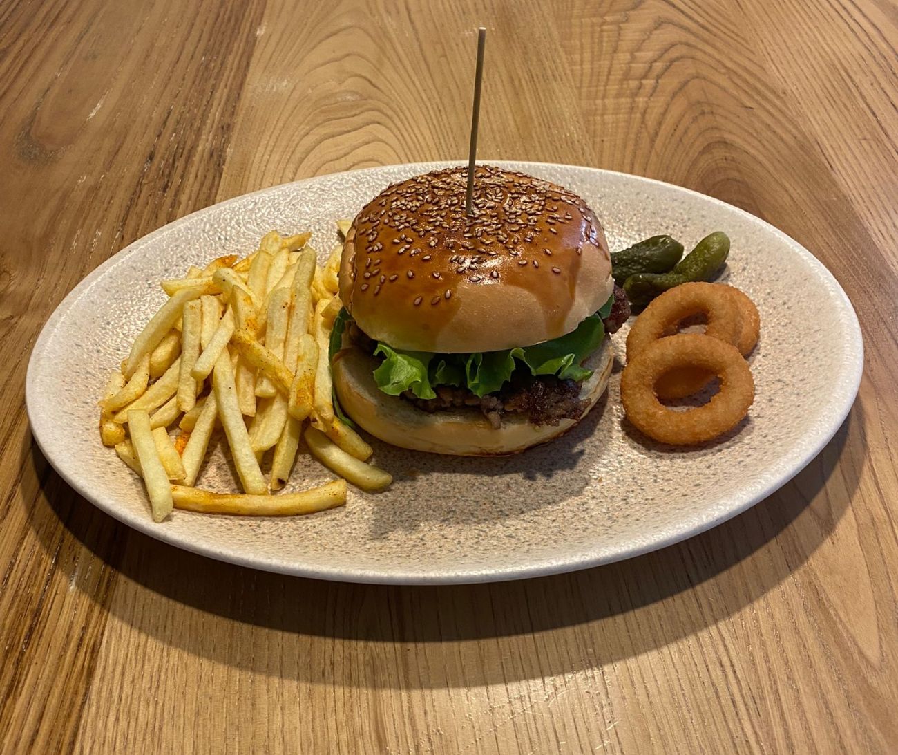 Ranch Burger - 90 gr Gurme burger  ekmeği arasında 150 gr köfte, ranch sos,marul,cheddar peyniri, yanında baharatlı parmak patates ve soğan halkası