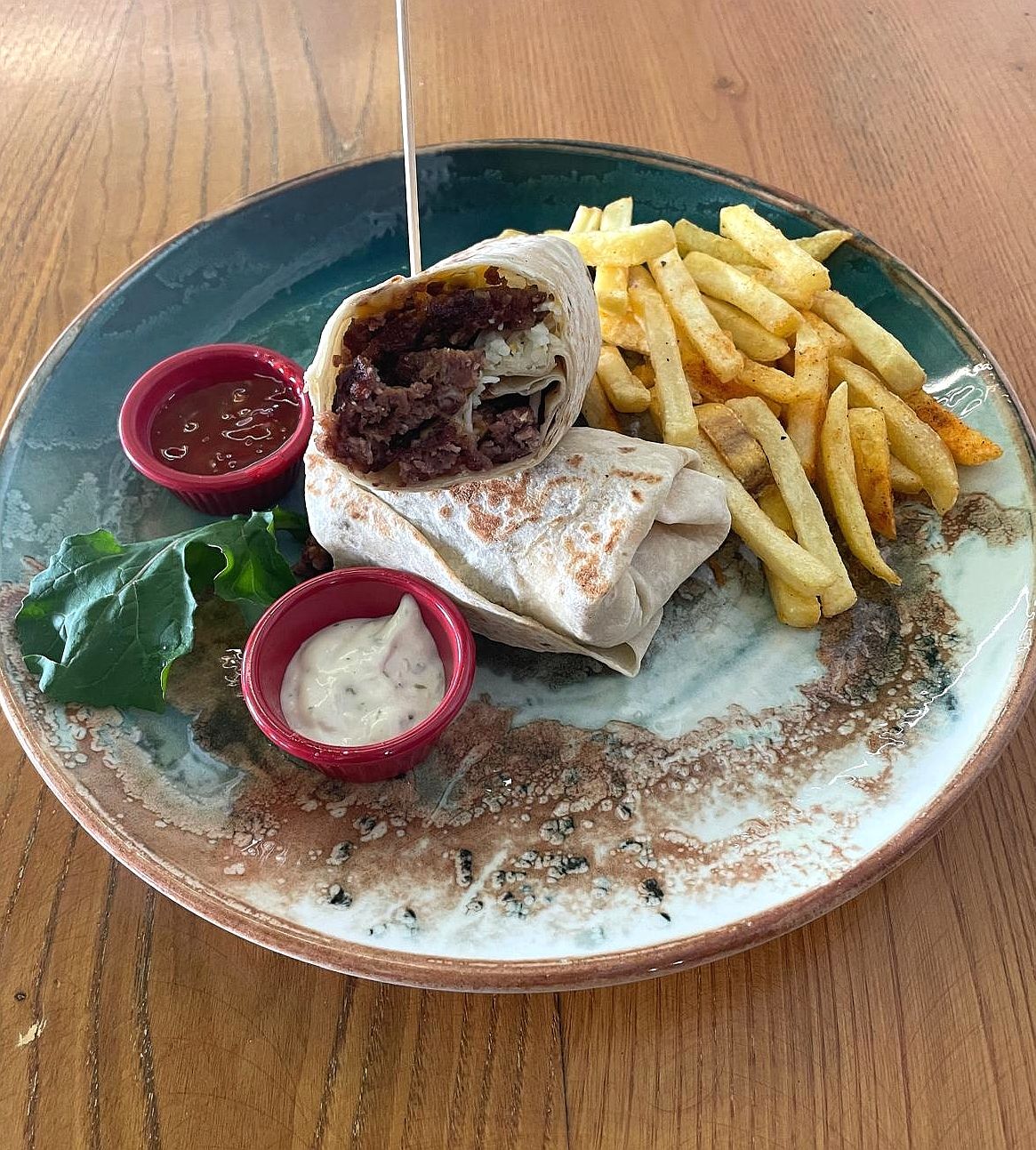 Köfteli Wrap - Izgara köfte,taze kaşar peyniri,chedar peyniri, mantar,baharatlı parmak patates,sweet chilli sos, garlic sos