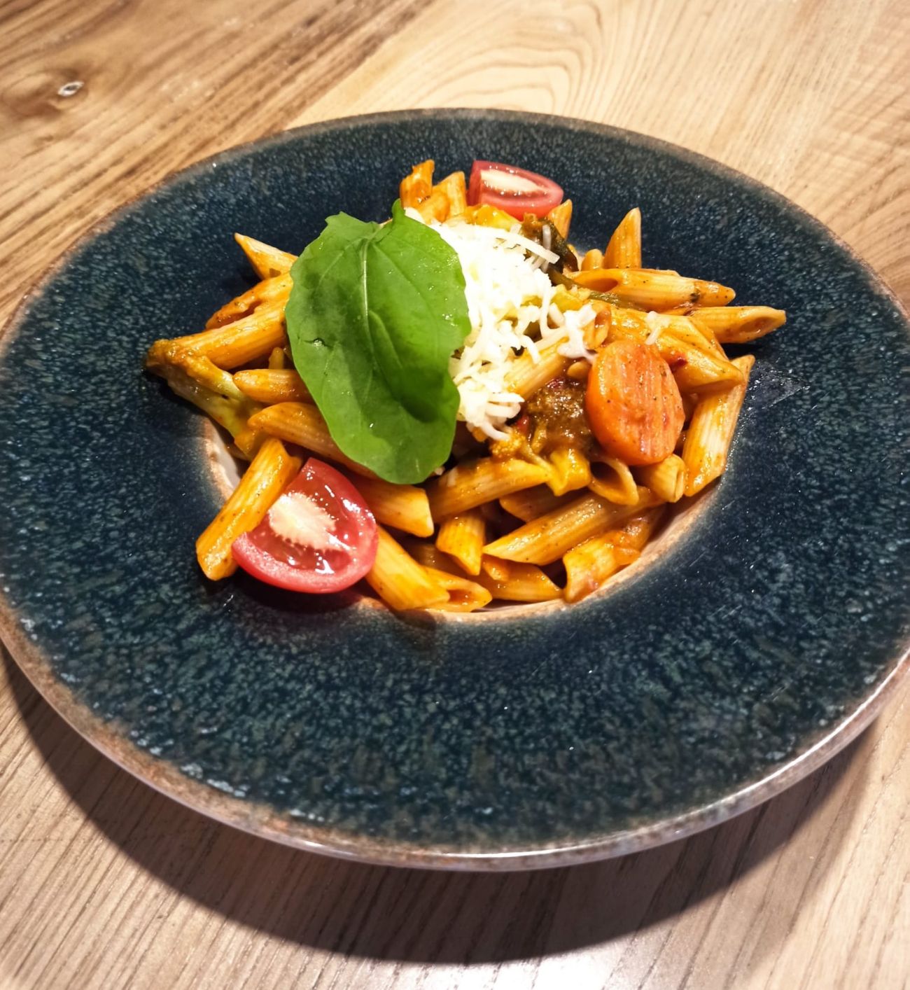 Vejeteryan - Penne makarna, renkli biberler, siyah zeytin, brokoli roka,domates sos ve  peynir