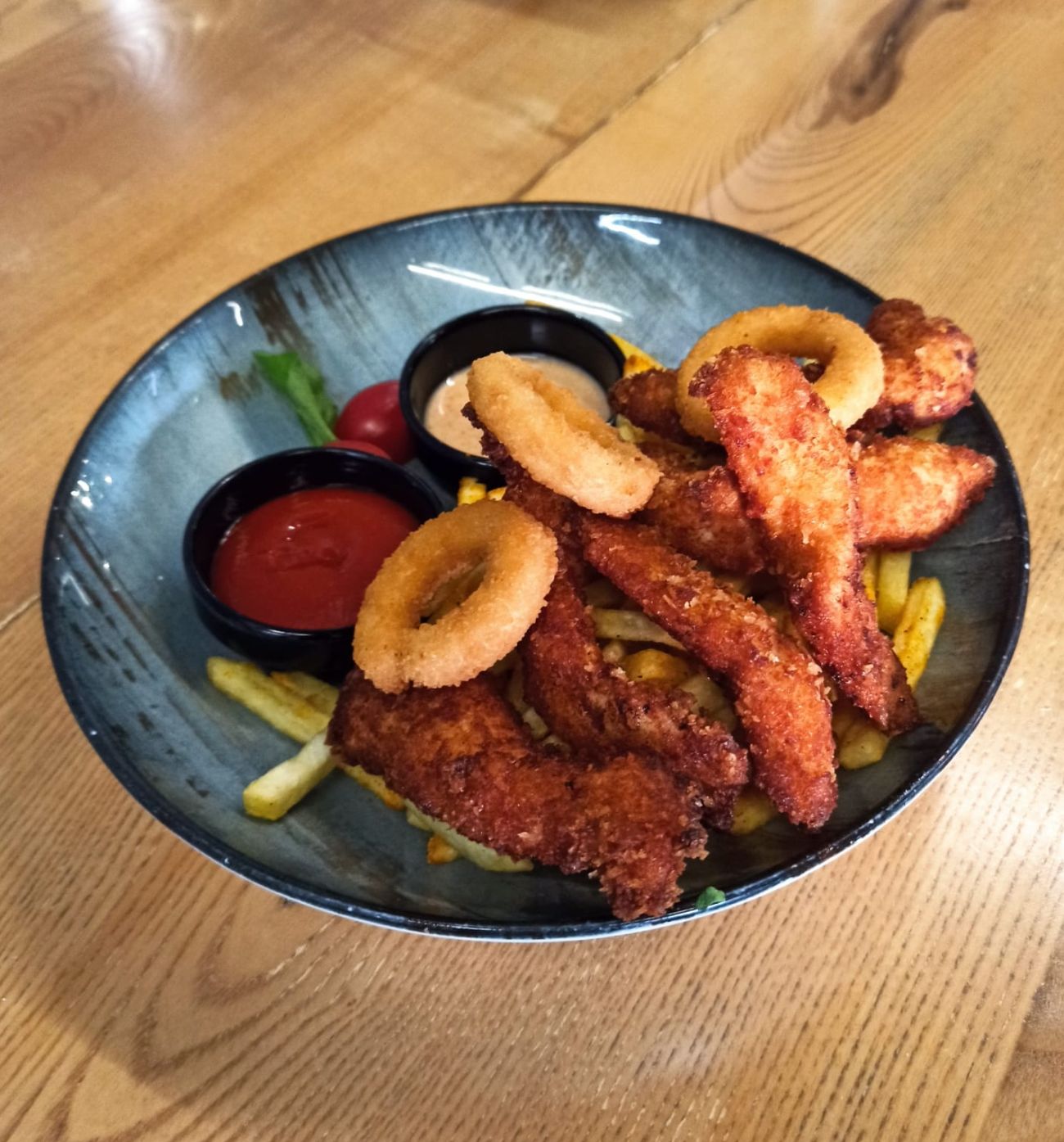 Fine Chicken  Finger - Çıtır paneli tavuk parçaları,baharatlı parmak patates,acı sos,ballı hardal,çıtır soğan halkaları