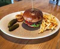 Acılı BBQ Burger - Big sus ekmeği içerisinde  150 gr ev yapımı köfte,BBQsos, jalapeno biber, közlenmiş biber,cheddar peyniri, marul domates yanında baharatlı parmak patates, soğan kroket, çıtır turşu