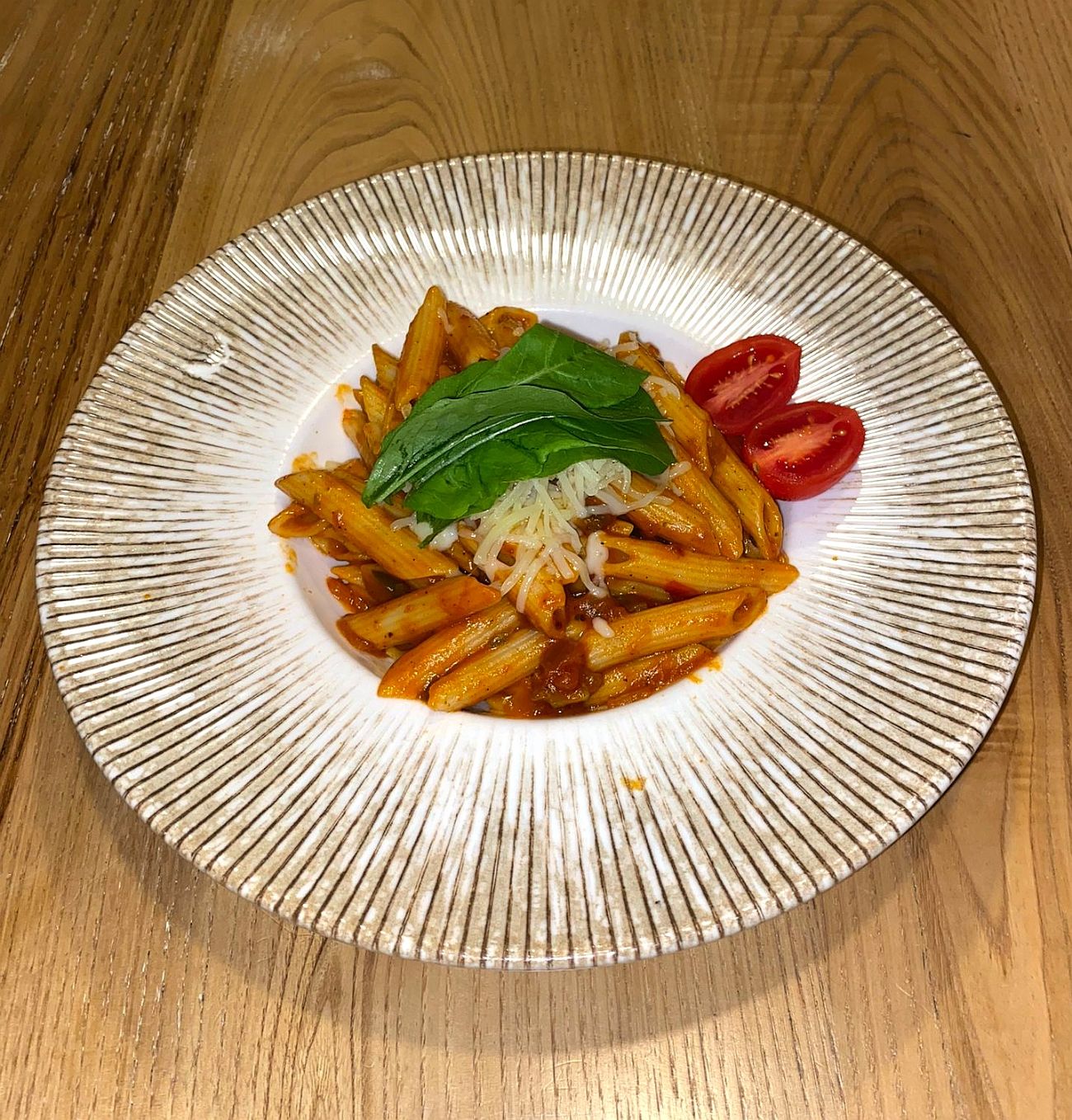 Penne All Arrabiaatta - acı sos, domates sos, peynir