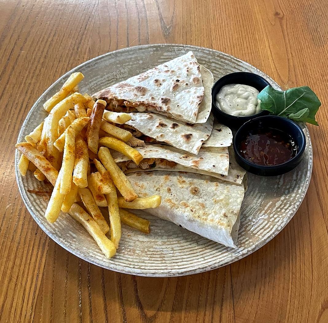 Tavuk Quesadilla - Tortilla pidesi arasında (jalapeno biber ve renkli biberlerle sotelenmiş) julyen tavuk dilimleri, baharatlı parmak patates,sweet chilli sos,garlic sos