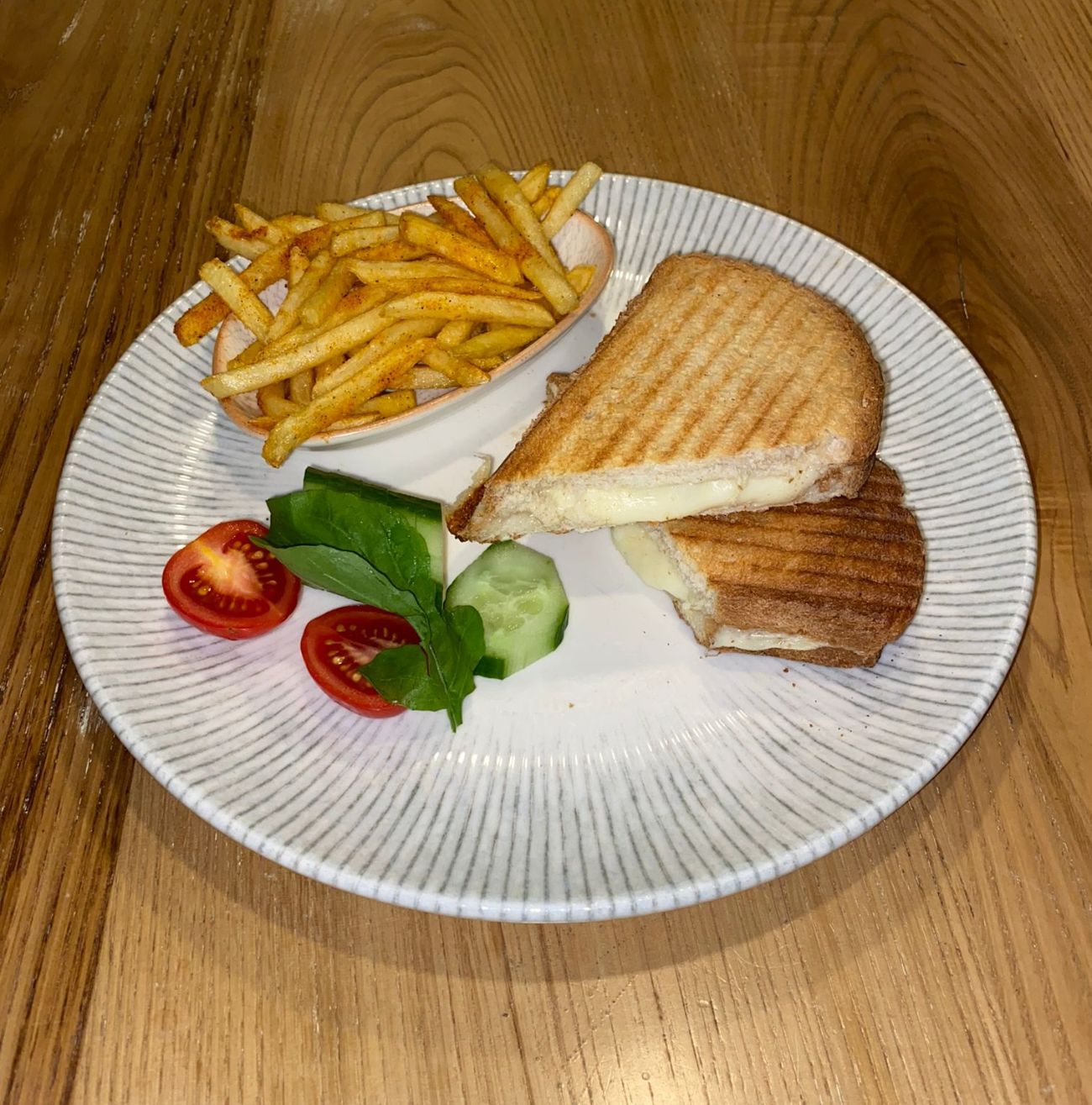 Sade Tost - Tost ekmeği arasında kaşar peyniri yanında baharatlı parmak patates