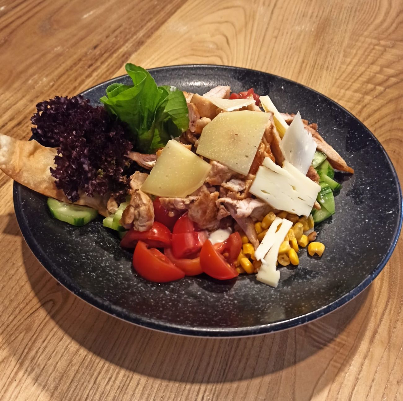 Tavuklu Sezar Salata - Iceberg yaprakları, baharatlı kruton, salatalık tane mısır, vişne domates,sezar sos,marine edilmiş ızgara tavuk parçaları, peynir