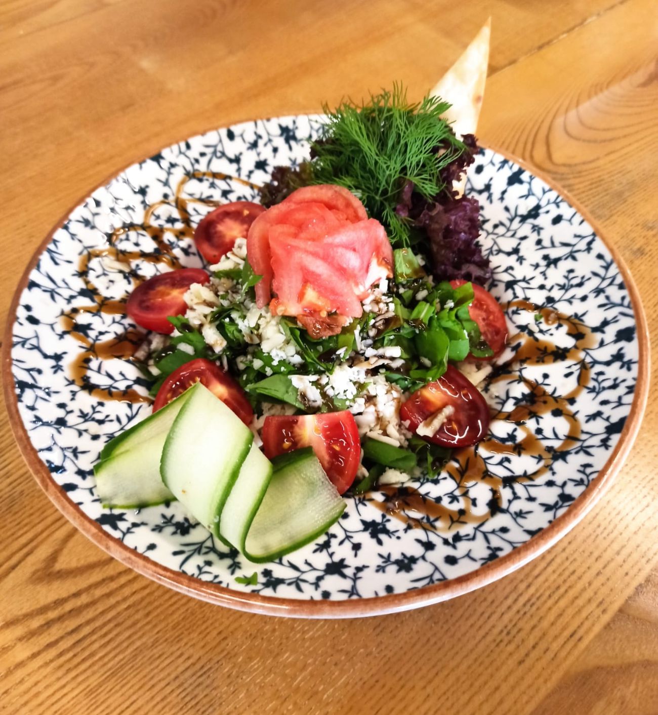 Roka Domates Salatası - Taze roka yaprakları, ceviz içi, ezine keçi peyniri, vişne domates, çilek,  vinegret sos ile