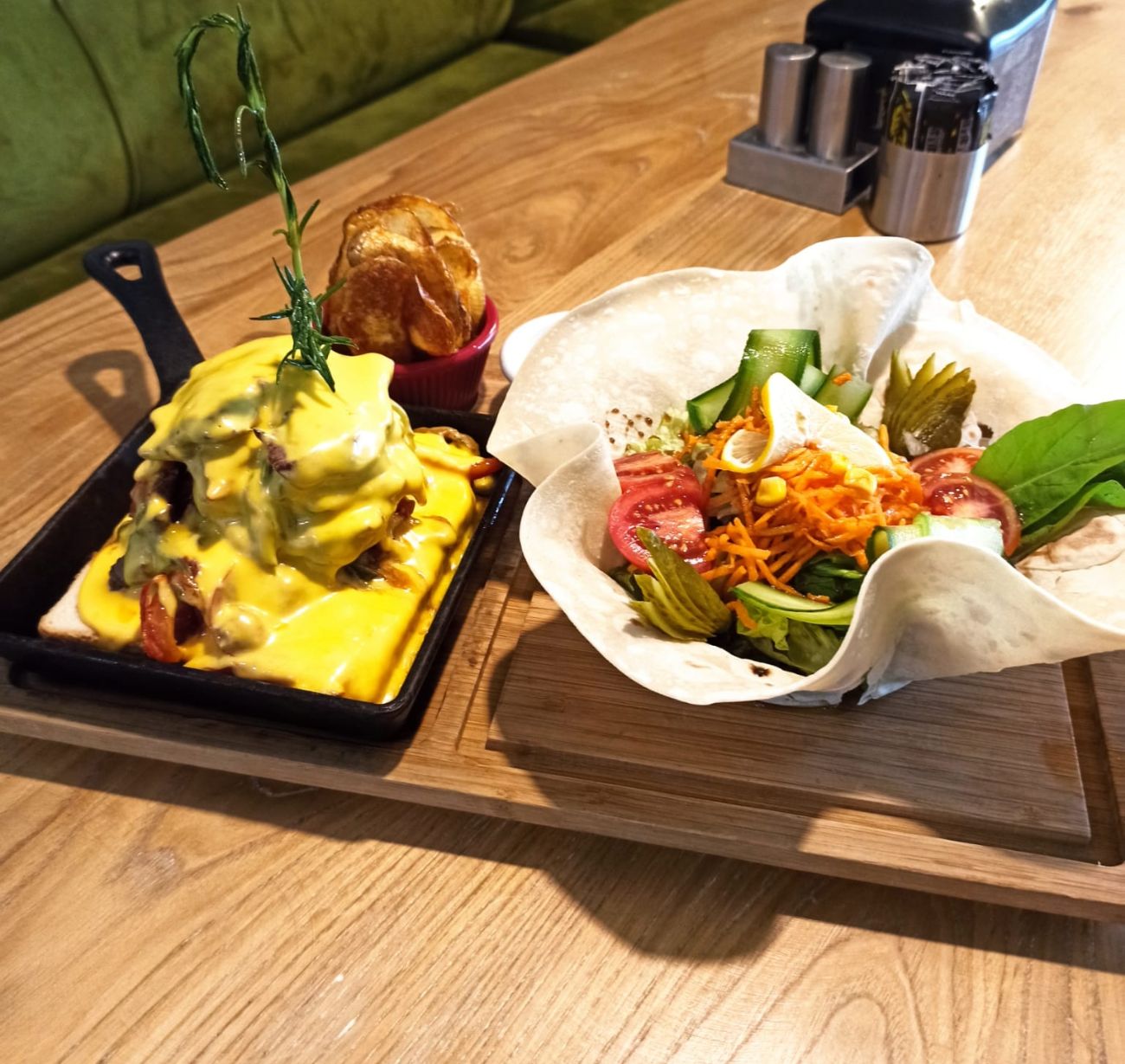 Cheddar Steak - Çıtır yaprak patates ıslak bonfile parçaları arasında sebze grathen üzerine cheddar sos yanında yeşillik ile