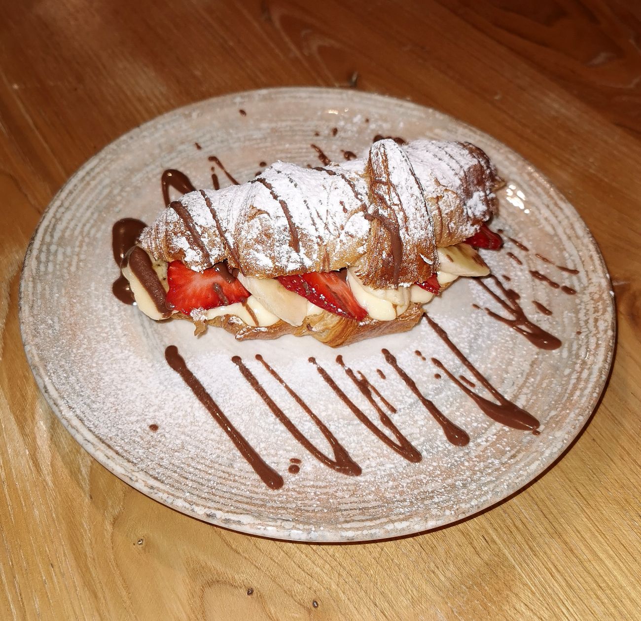 Kruvasan - Beyaz çikolatalı prenses krema, çilek, muz, çikolata