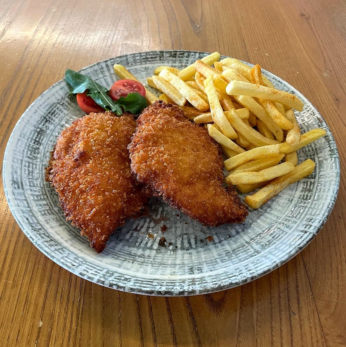 Tavuk Schnitzel - Panelenmiş tavuk göğsü, pilav, baharatlı parmak patates