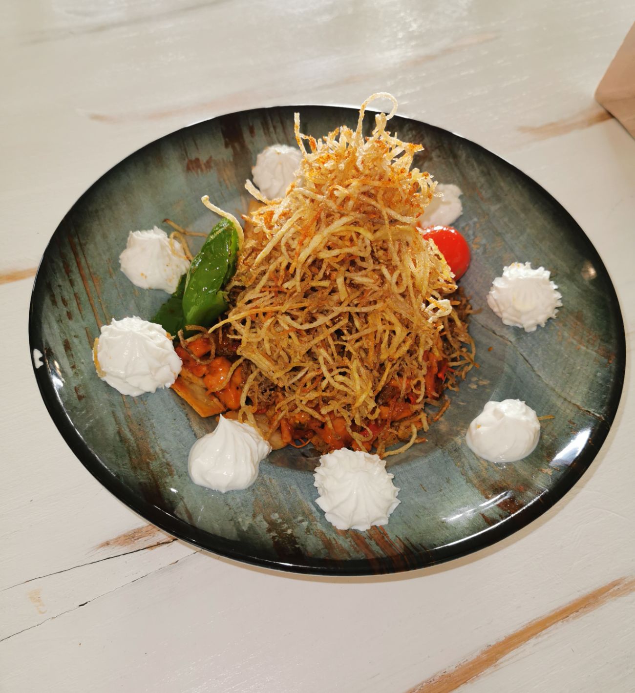 Tavuk Çökertme - Kızartılmış tortilla üzerinde sotelenmiş tavuk parçaları,  kibrit patates, etrafında süzme yoğurt