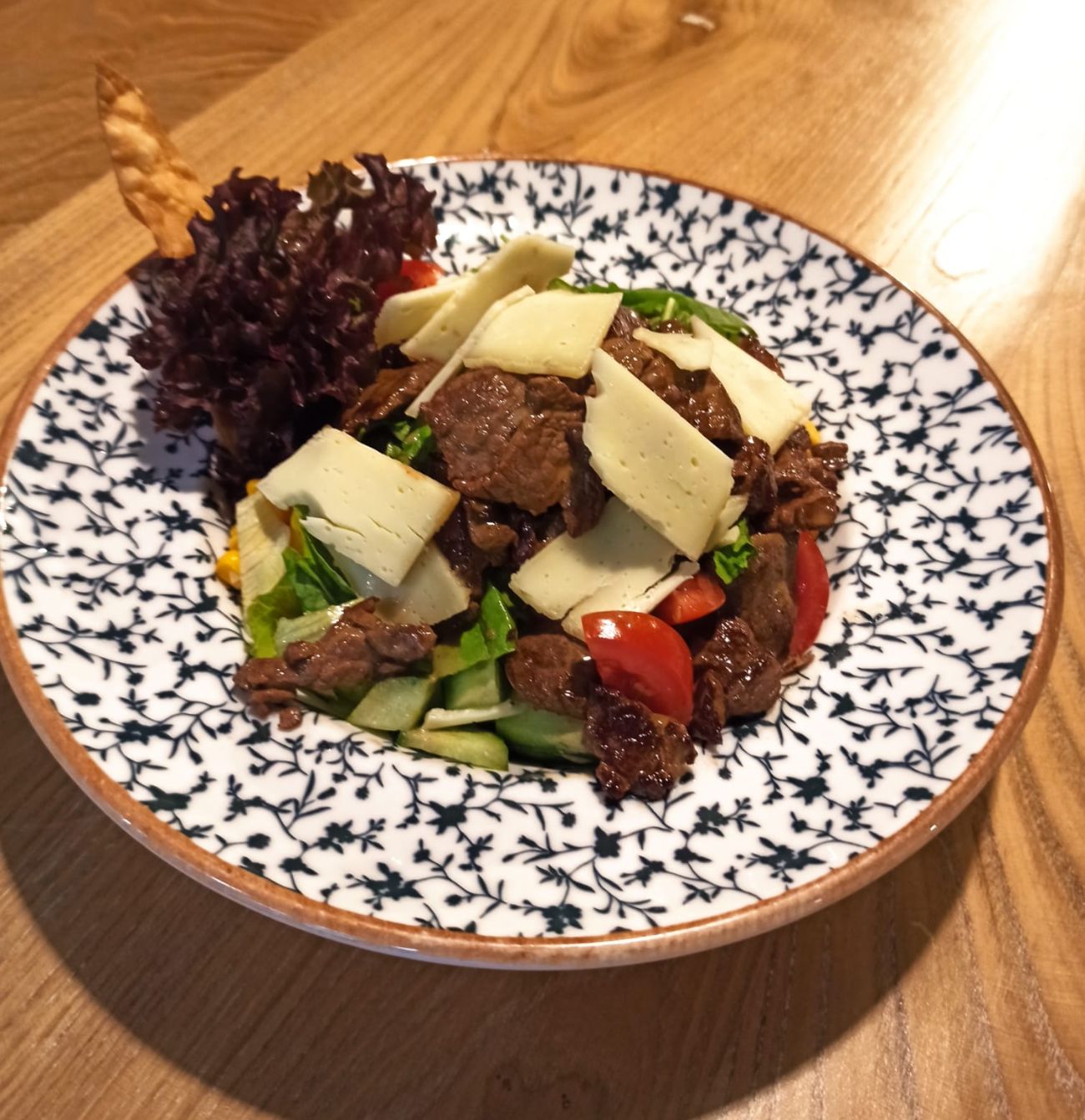 Beef Salata - Izgara biftek ,akdeniz yeşillikleri, vişne domates, tane mısır, salatalık, peynir, roka yaprakları, kızarmış ekmek