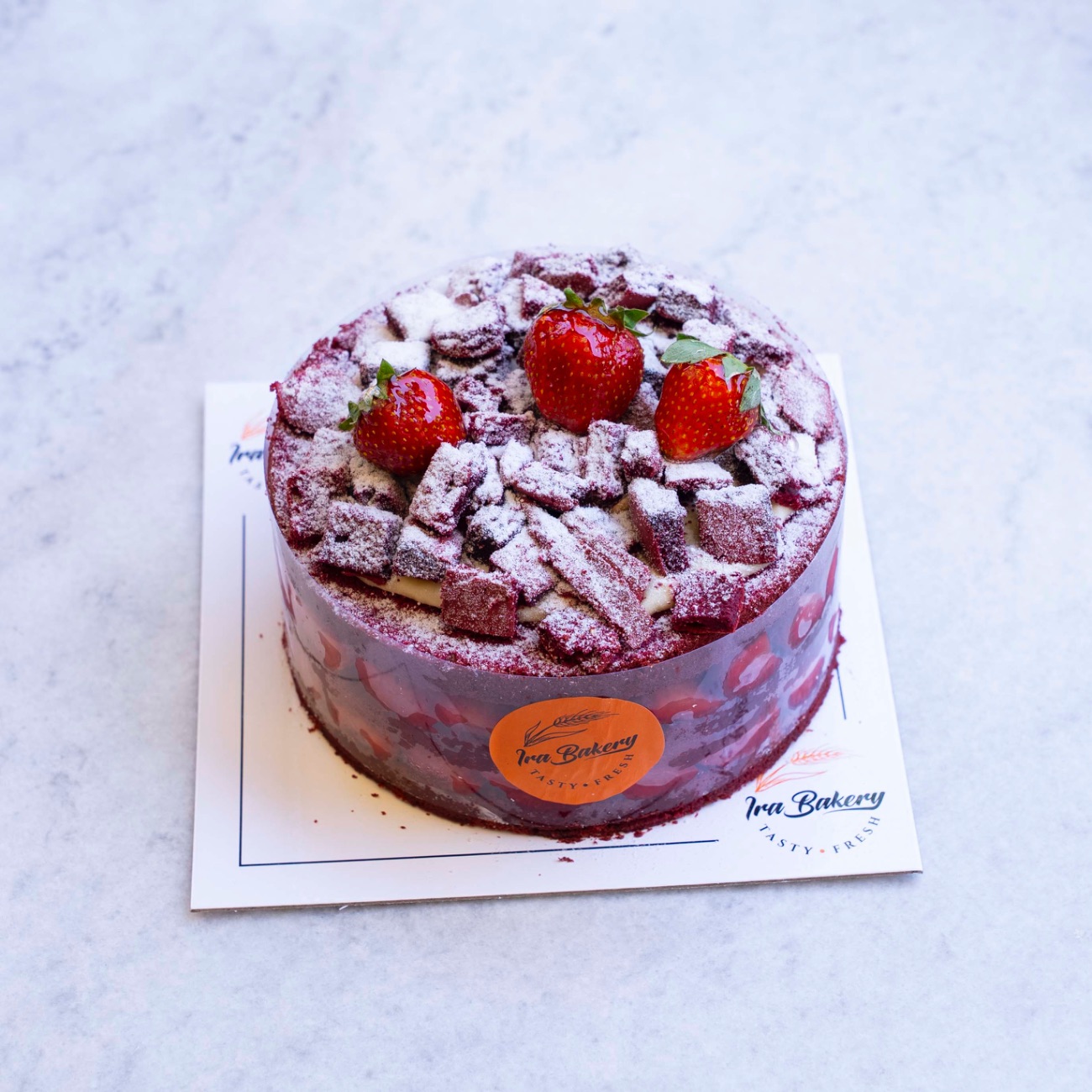 Red Velvet (4-6 Kişilik) - Red velvet pandispanya, pastacı kreması, çilek, profiterol sos.