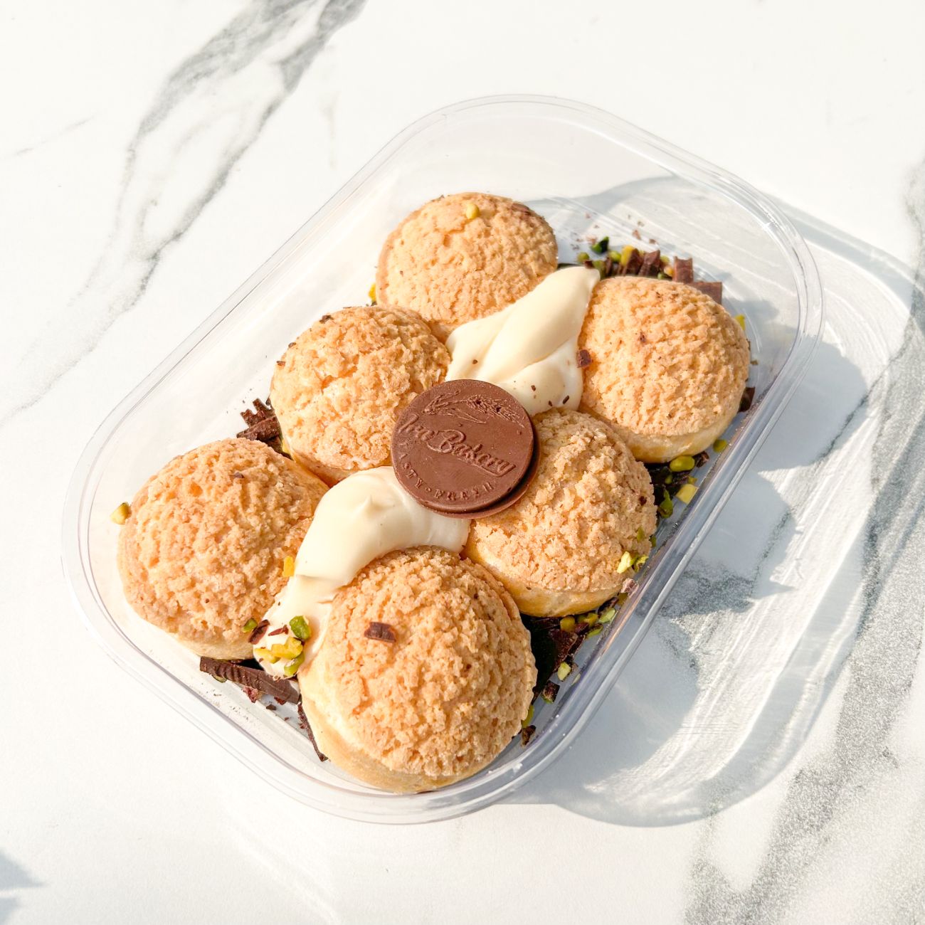 Kaşıkla Profiterol - Çikolata Sos ile servis edilir.