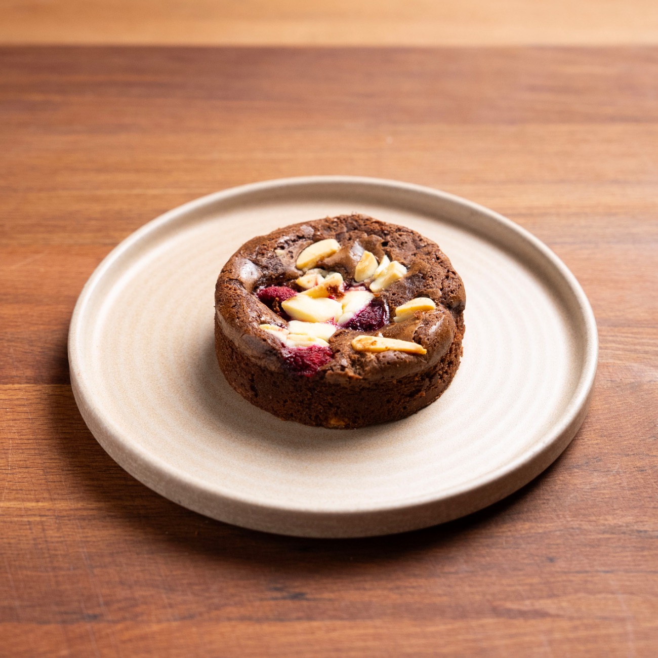Frambuazlı Beyaz Çikolatalı Brownie - Yanında çikolata ile servis edilir.