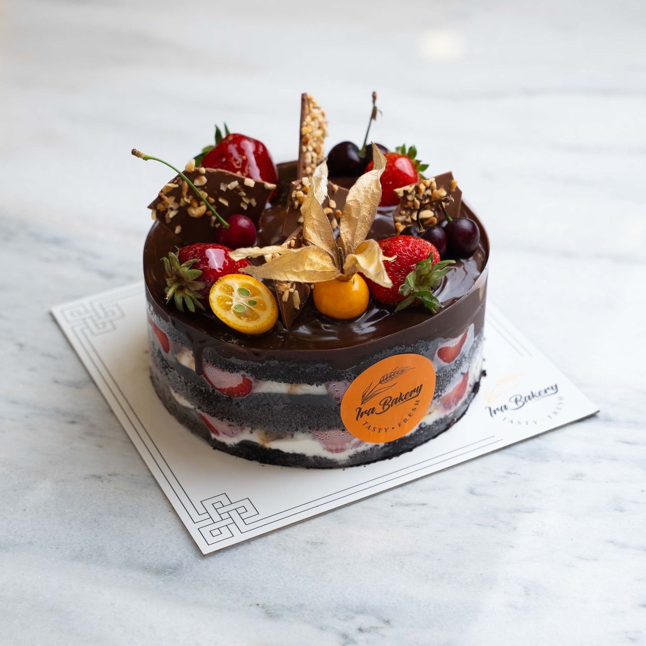 Deluxe (6-8 Kişilik) - Brownie kek, yaz muhallebi kreması, krokan, çilek, supangle.