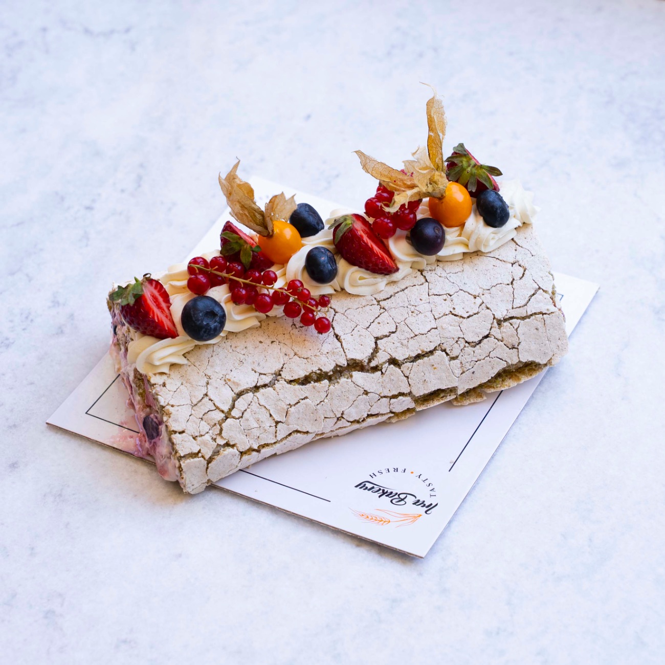 Pavlova Bütün Pasta - Antep Fıstıklı Beze, Orman Meyveleri, Özel Krema.