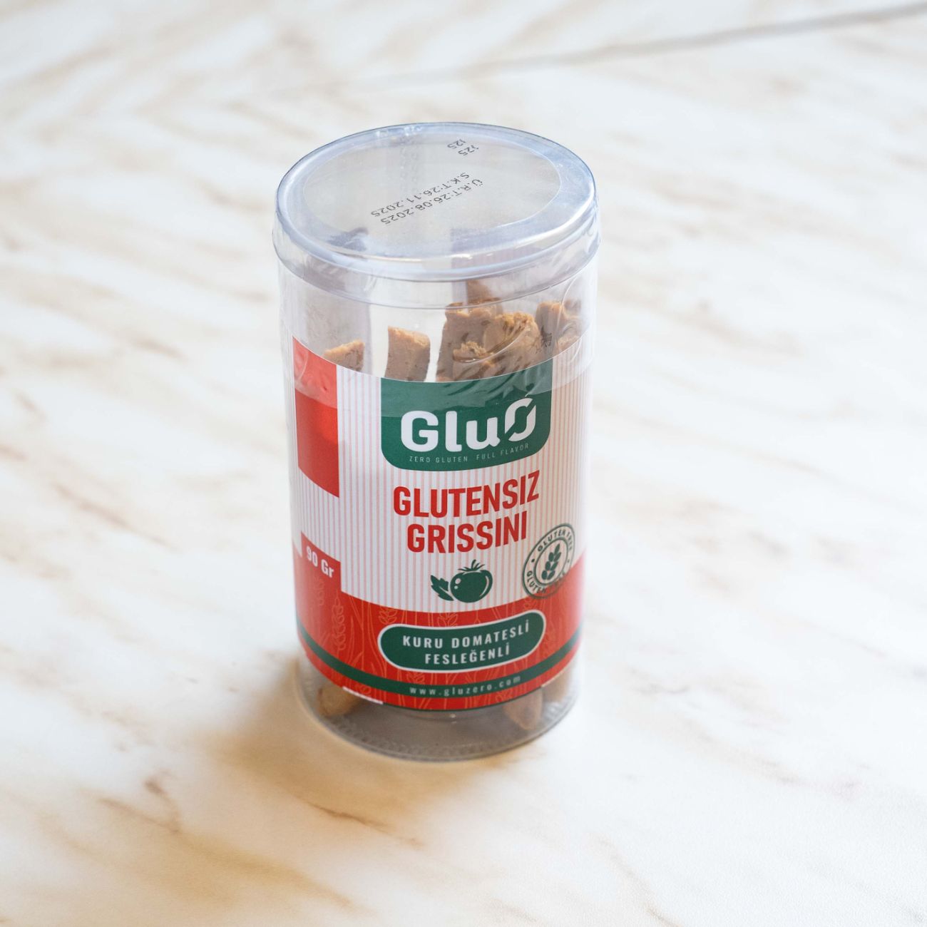 Glutensiz Kuru Domatesli Fesleğenli Grissini - Glutensiz Un, Karabuğday Unu, Kuru Domates, Fesleğen, Keten Tohumu, Alba Yağı, Zeytinyağı, Tuz, Şeker, Maya.