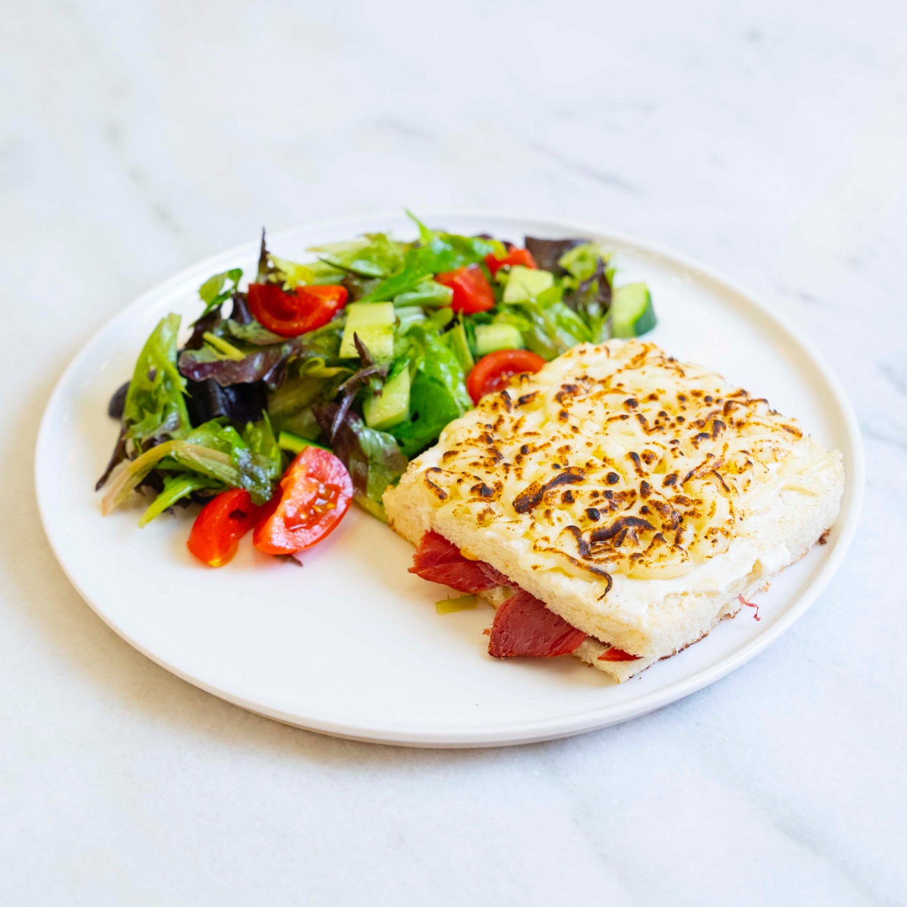 Croque Monisuer - Füme Eti, 3 Peynir, Brioche Ekmek, Beşamel Sos