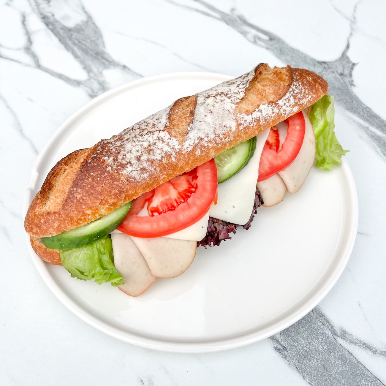 Hindi Fümeli Kaşarlı Ekşi Mayalı Sandviç - Hindi Füme, Kaşar Peyniri, Domates, Salatalık, Kıvırcık.