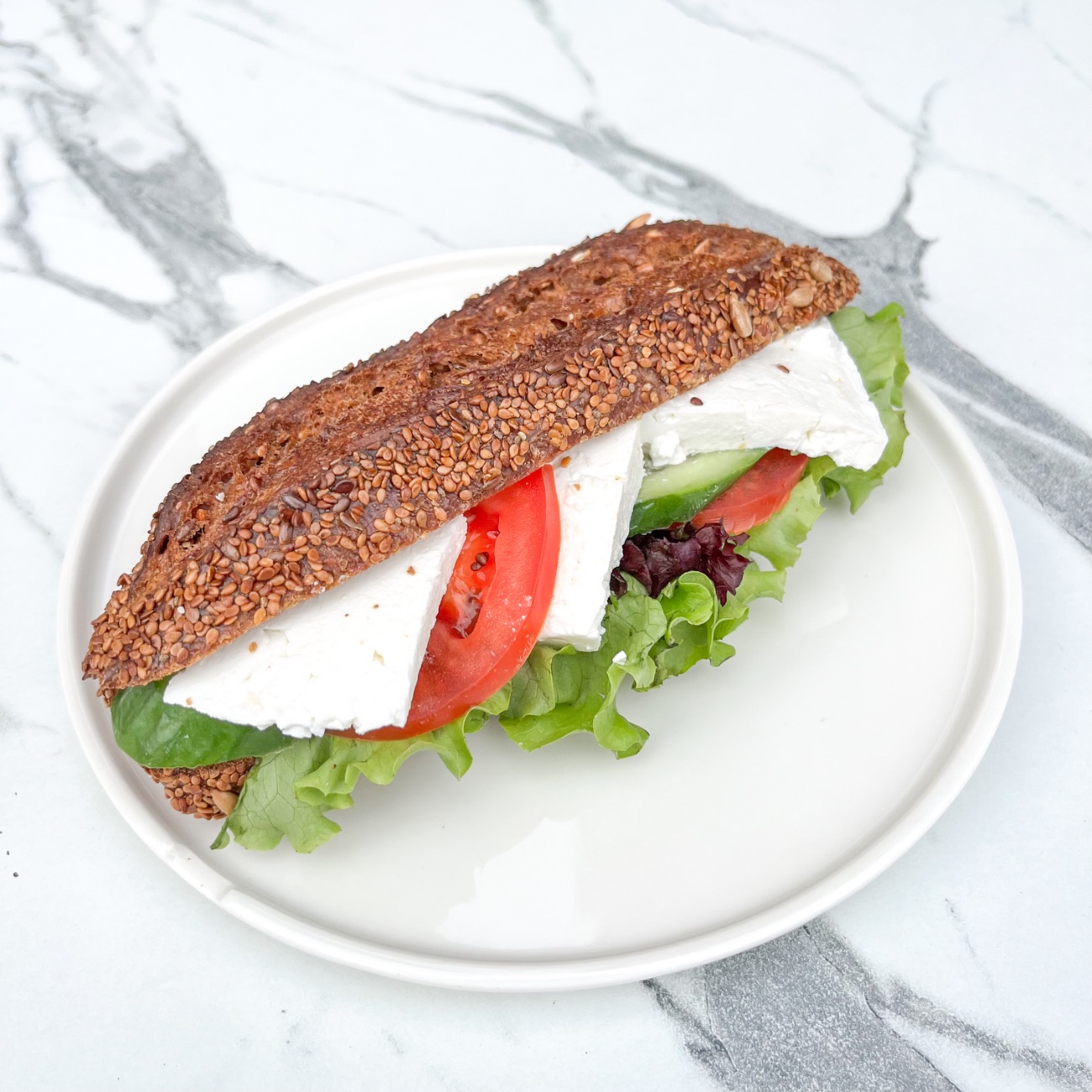 Beyaz Peynirli Ekşi Mayalı Sandviç - Beyaz Peynir, Domates, Salatalık, Kıvırcık.