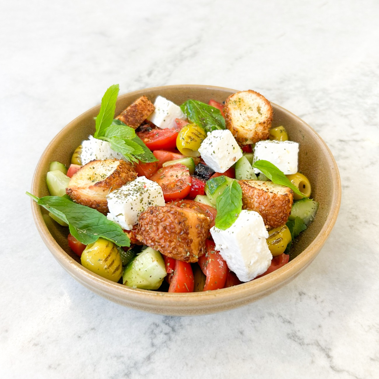 Kahvaltı Salatası - Pembe Domates, Beyaz Peynir, Salatalık, Köz Biber, Fesleğen, Simit Kruton, Yağ, Limon Sos, 2 Çeşit Izgara Zeytin.