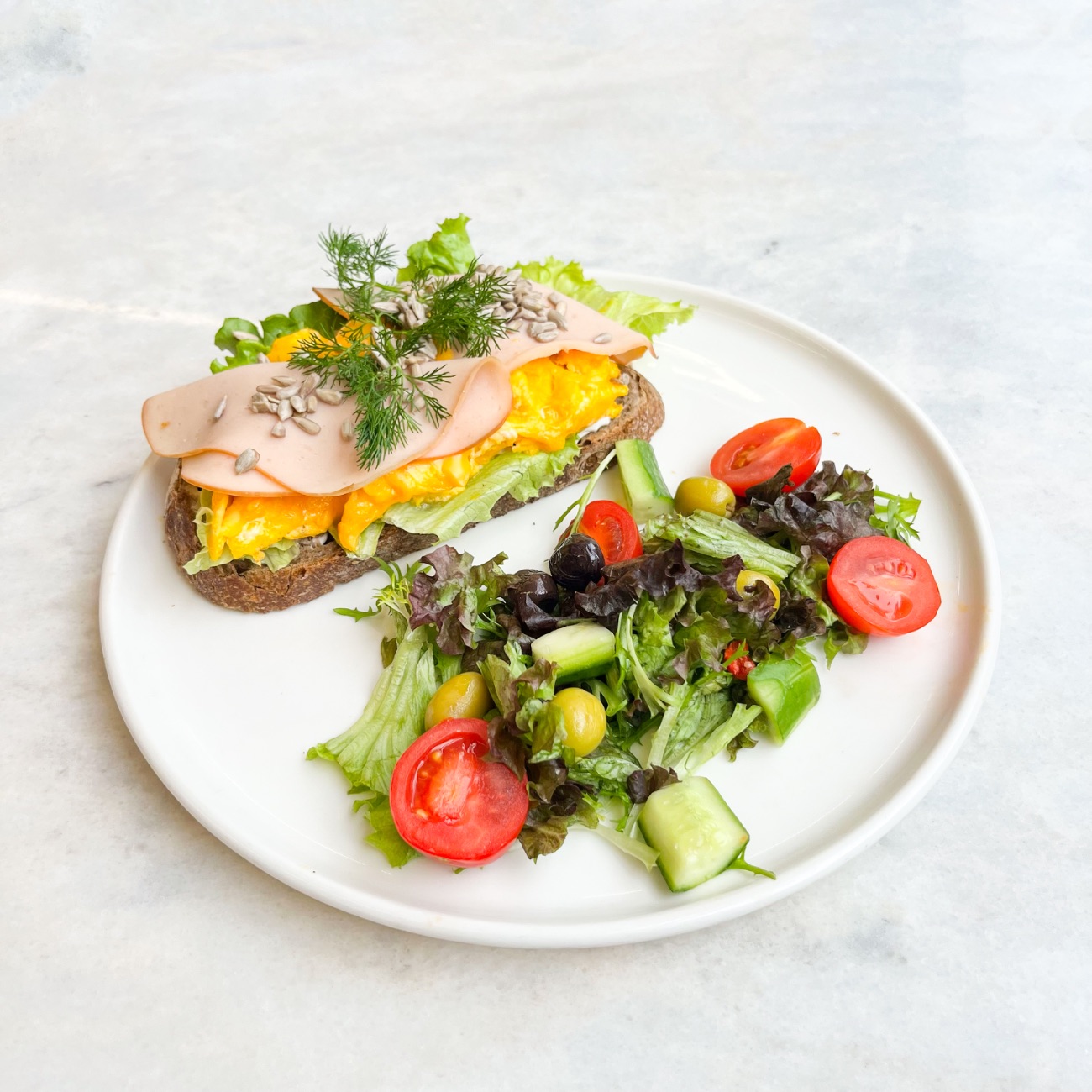 Hindi Fümeli - Ekşi Maya Ekmek, Çırpılmış Yumurta, Hindi Füme, Kıvırcık, Cheddar Peynir, Akdeniz Yeşillikleri, Mozarella, Çeri Domates, Dereotu, Ay çekirdeği.